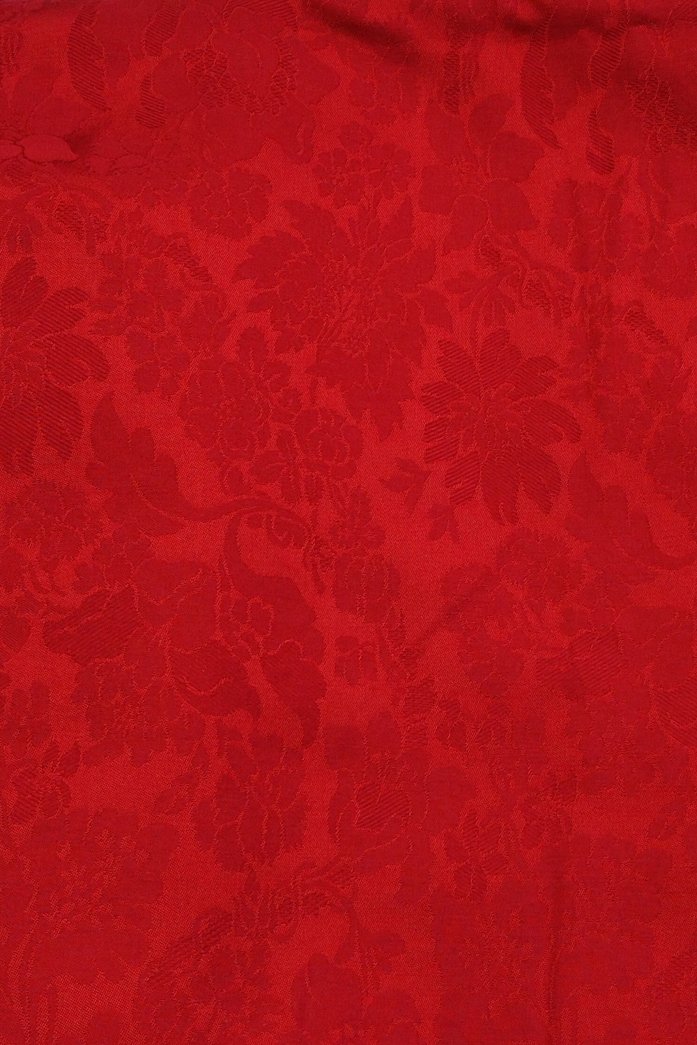 Restebit av rød damask i ull og silke, 170 cm
